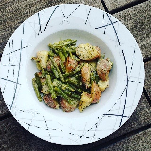 Poêlée maison haricots verts, pommes de terre, parmesan et herbes