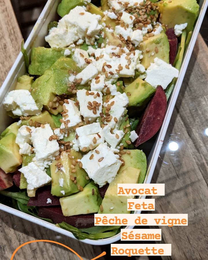 Salade avocat, feta, pêche de vigne et sésame