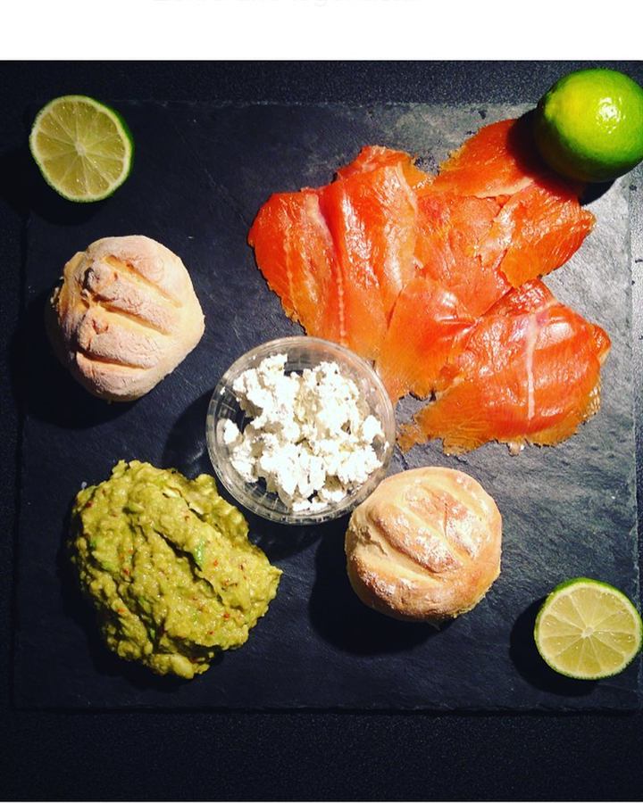 Ardoise de truite fumée, guacamole maison et fromage frais