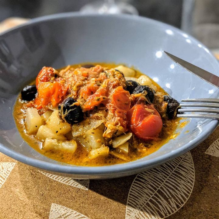 Mijoté de poulet, navets, tomates et olives noires