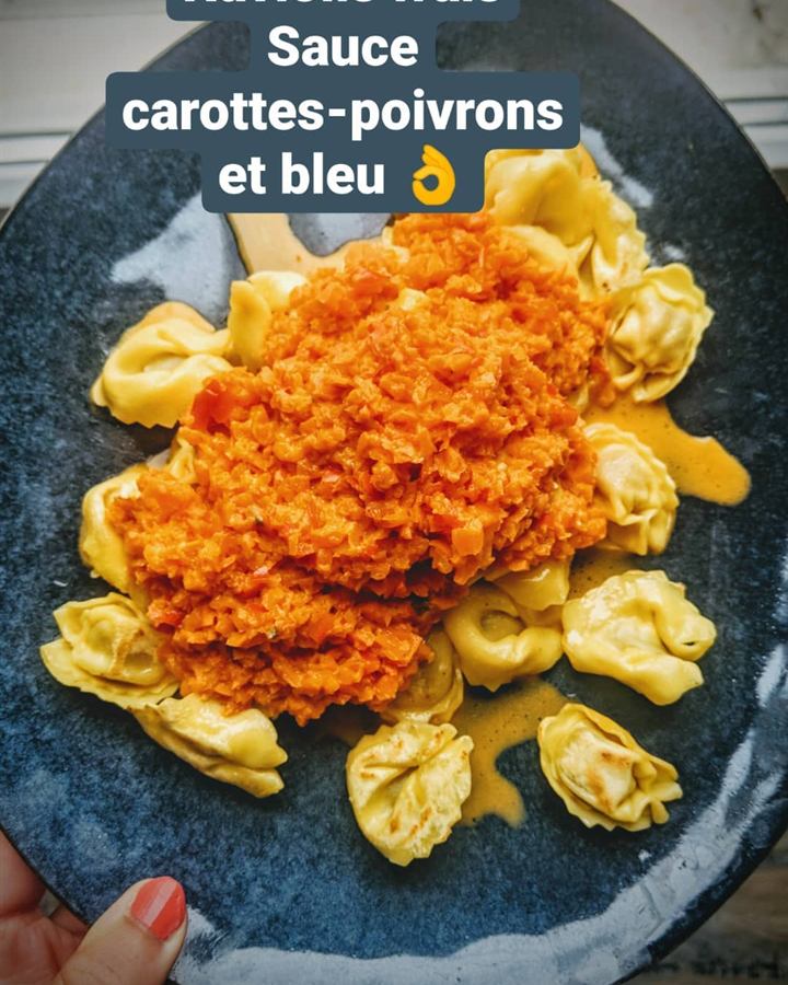 Raviolis frais, sauce carottes-poivrons au bleu
