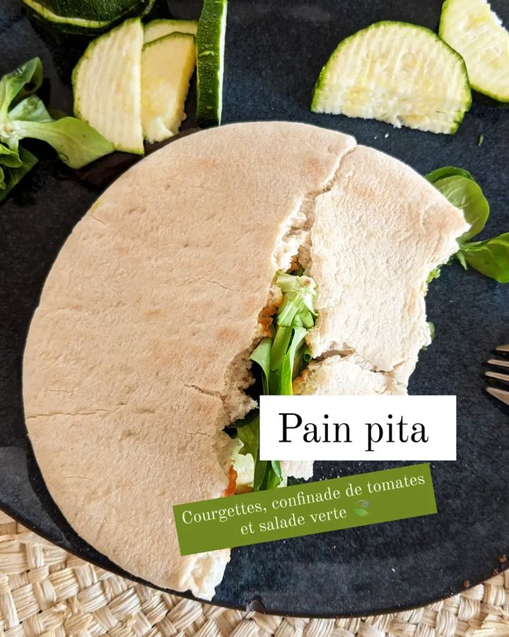Pain pita courgettes, confit de tomates et salade