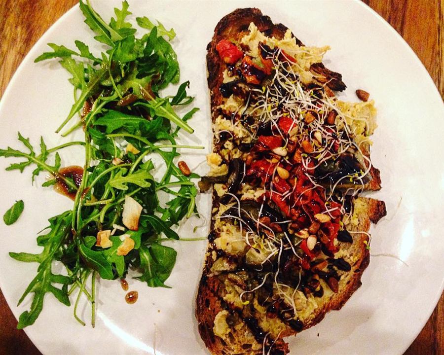 Tartines houmous, aubergine grillée et tomates séchées