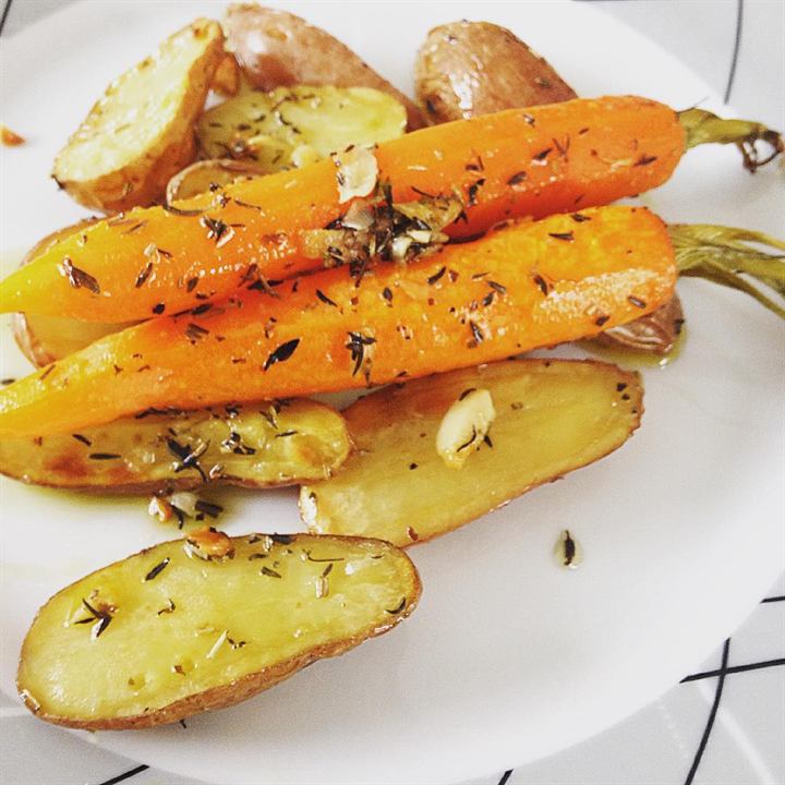 Pommes de terre et carottes rôties au thym