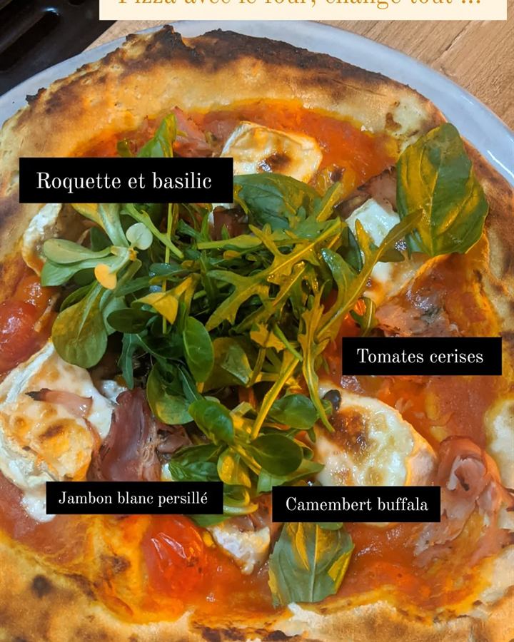 Pizza au four à pizza : camembert di bufala, jambon persillé et roquette