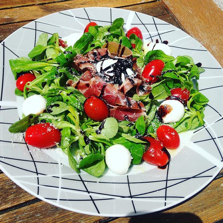 Salade mâche, mozzarella et jambon cru