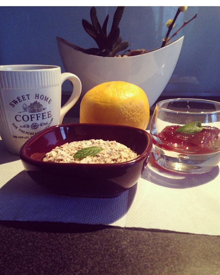 Petit-déjeuner équilibré : muesli, pomelo à la menthe et confiture maison