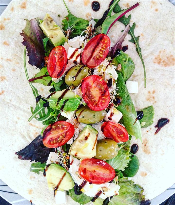 Wrap maison olives, avocat, chèvre et pousses de lentilles