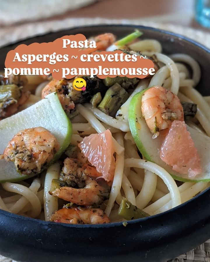 Pâtes aux asperges, crevettes, pomme et pamplemousse