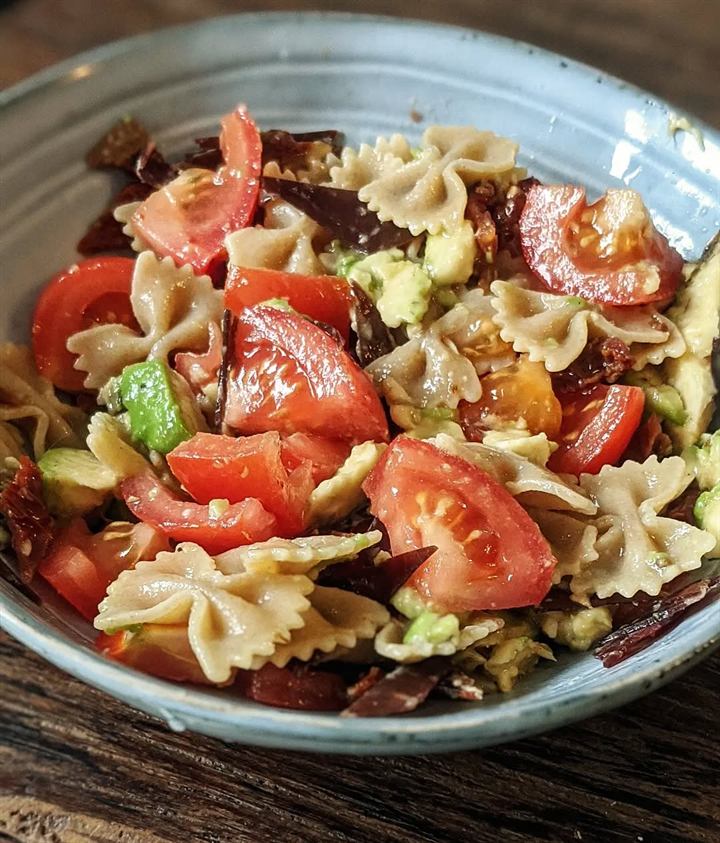 Salade complète farfalle, avocat et viande des Grisons