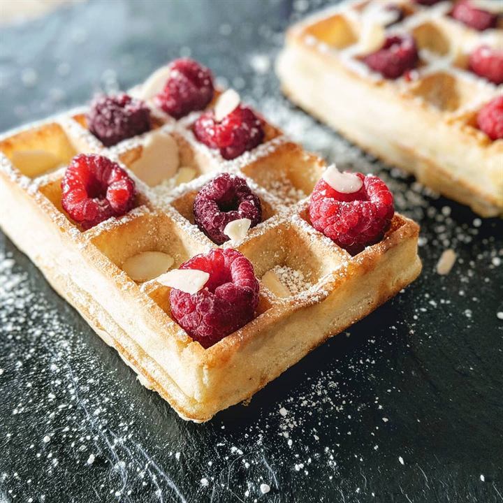 Petites gaufres aux framboises, sucre glace et amandes