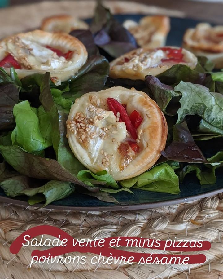 Mini-pizzas poivrons, chèvre et sésame, salade verte