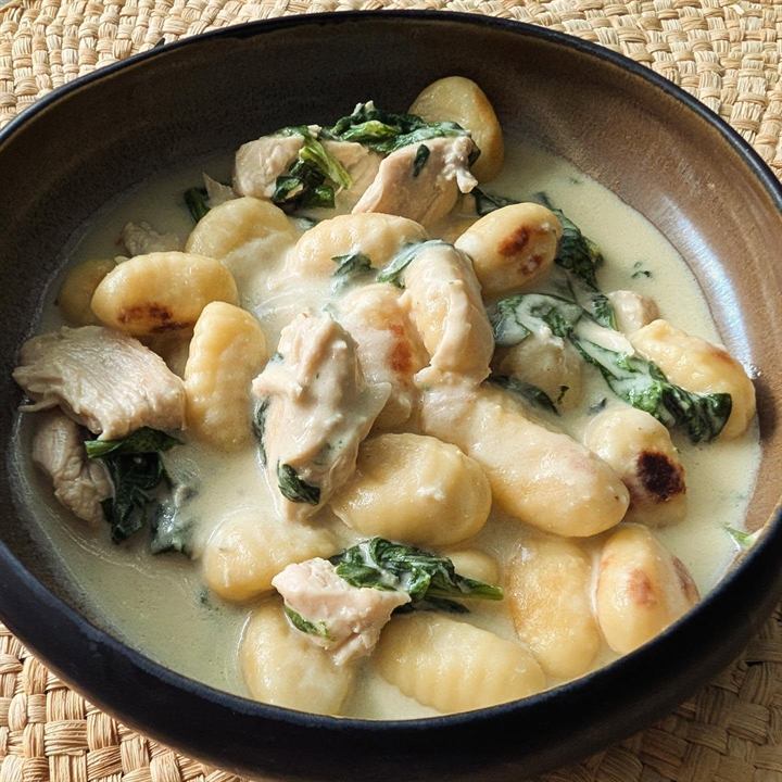 Gnocchis au poulet, épinards frais et crème au parmesan