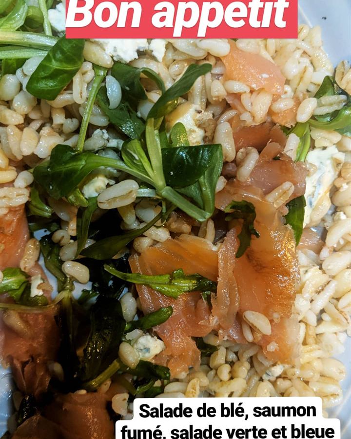 Salade de blé, saumon fumé et bleu
