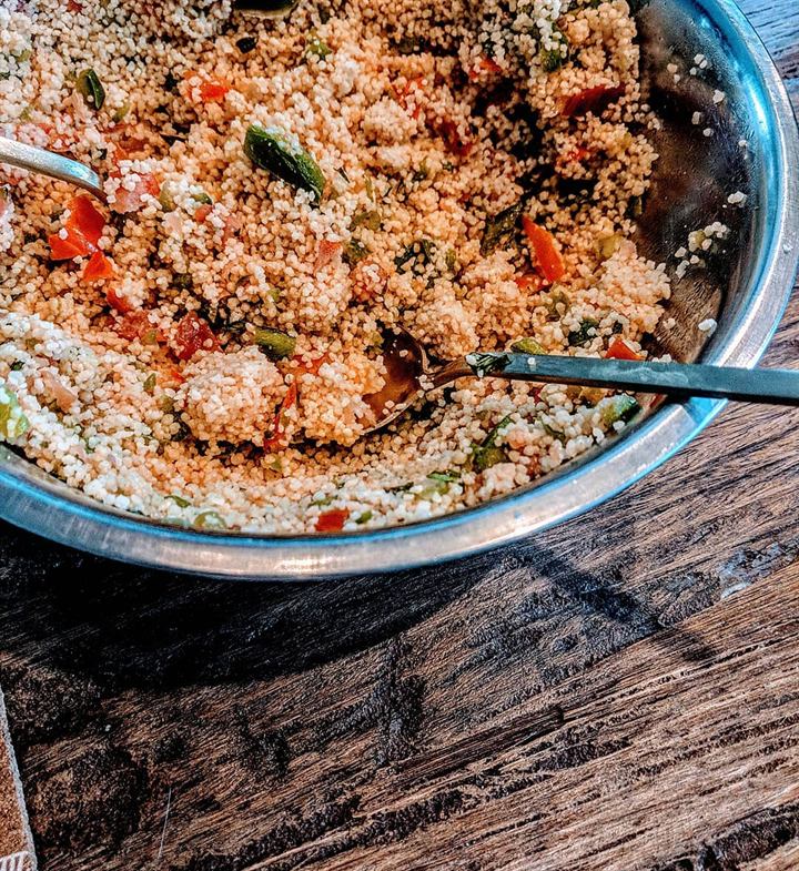 Taboulé frais semoule, poivrons, tomates et herbes