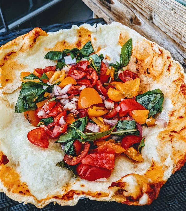 Pizza-salade aux tomates, poivrons et basilic