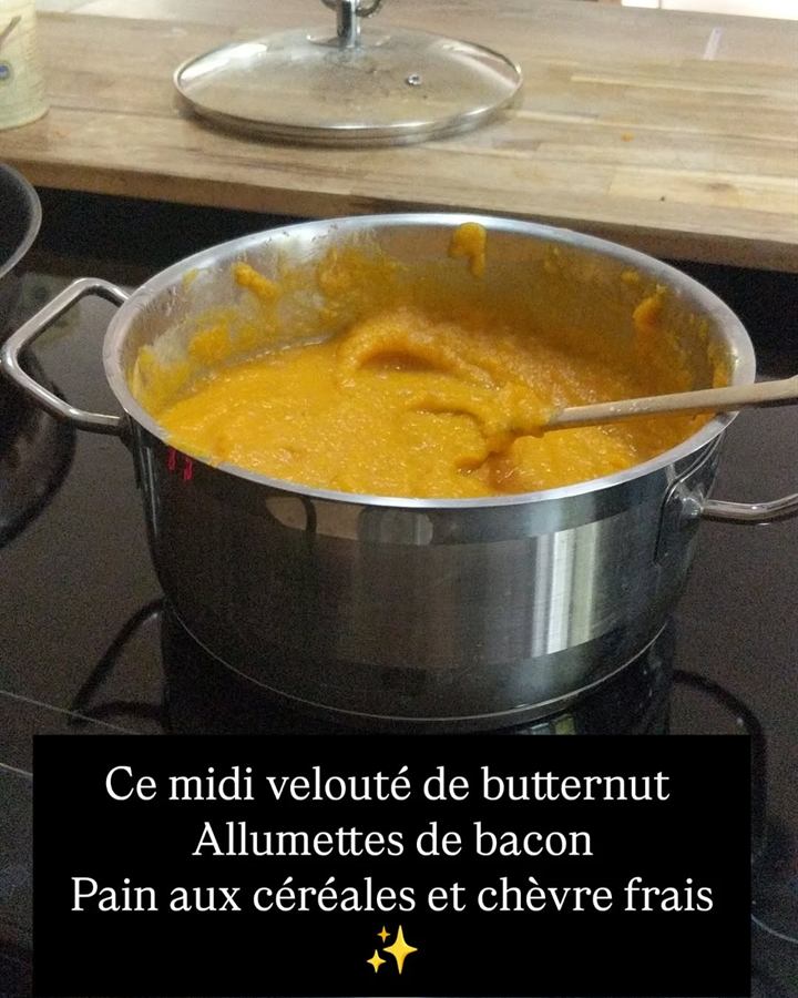Velouté de butternut, allumettes de bacon et tartine au chèvre