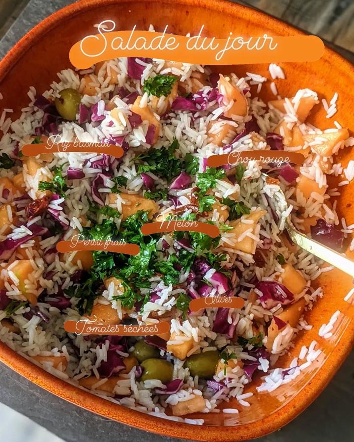 Salade de riz, melon, chou rouge et persil