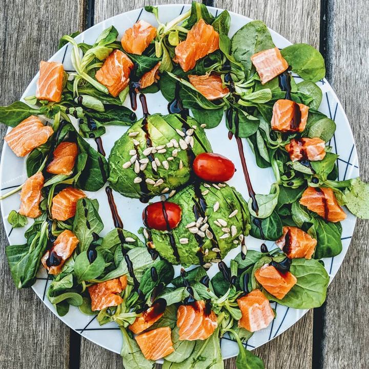 Assiette du soir mâche, épinards, saumon et avocat