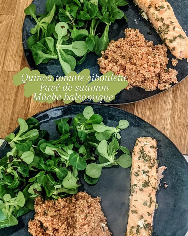 Pavé de saumon, quinoa tomate-ciboulette et mâche balsamique