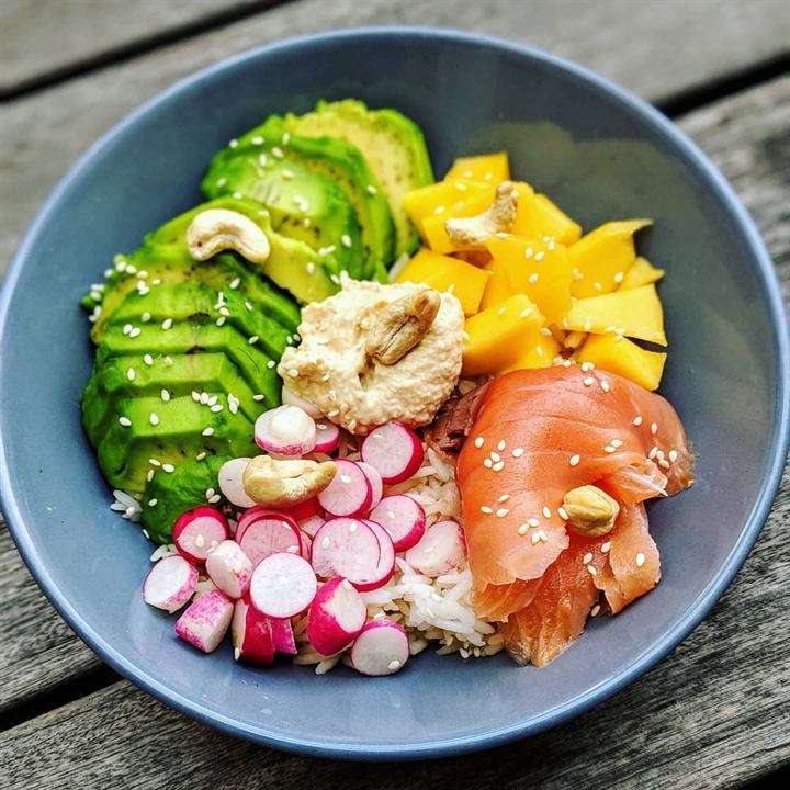 Bowl maison riz thaï, saumon fumé, mangue et radis