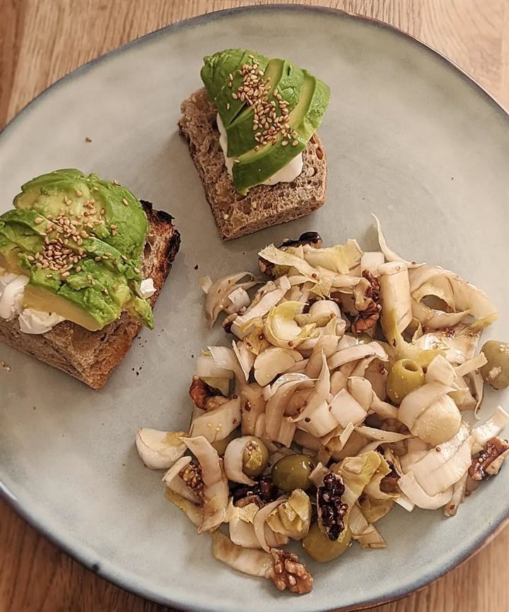 Avocado toast au camembert de bufflonne, salade endives-noix