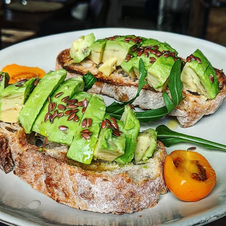 Avocado toast, tomates cerises et graines de lin
