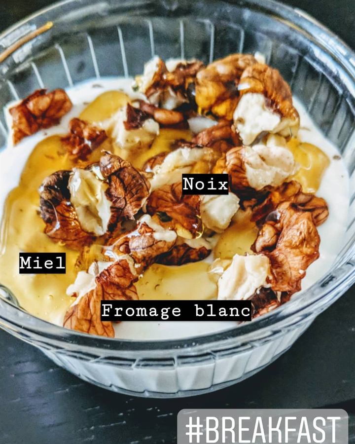 Fromage blanc, noix et miel
