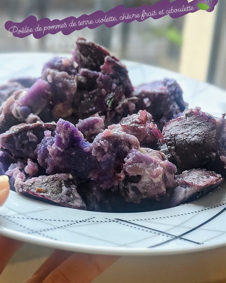 Poêlée de pommes de terre violettes, chèvre frais et ciboulette