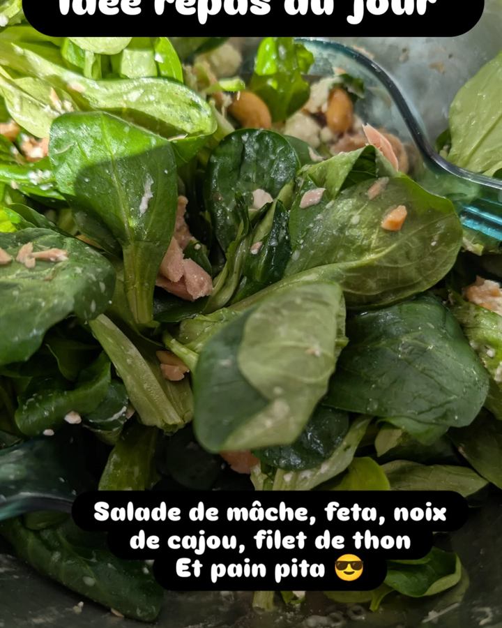 Salade de mâche, feta, thon et pain pita