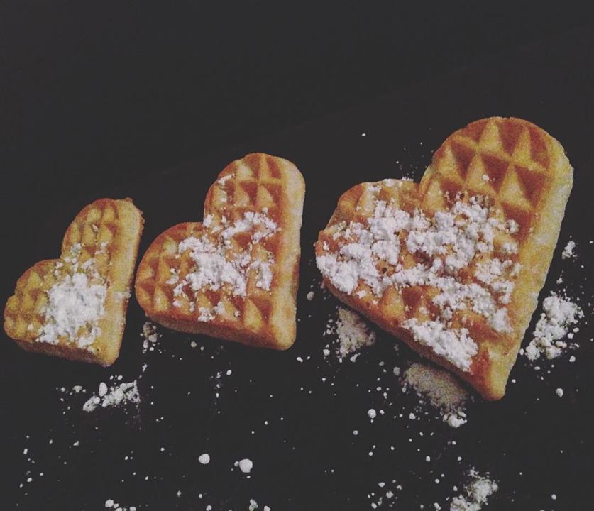 Gaufres en cœur, sucre glace et noix de coco