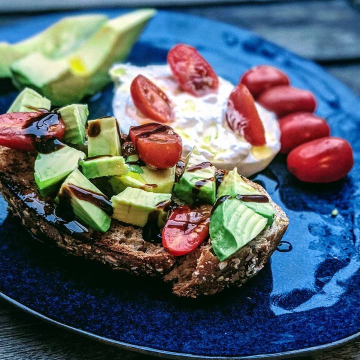 Mon trio préféré : tomates cerises, burrata et avocat