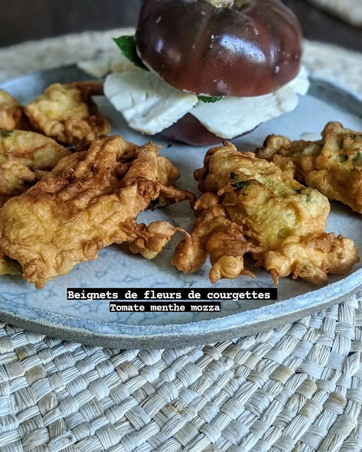 Beignets de fleurs de courgette, tomate, menthe et mozzarella