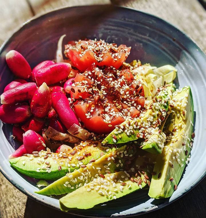 Bowl de crudités avocat, radis et endives