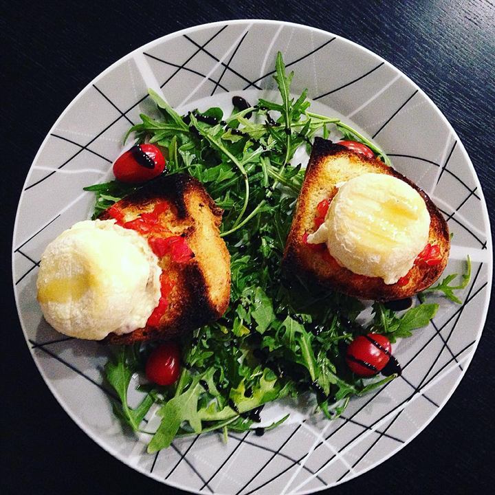 Salade gourmande roquette, chèvre et pain grillé à la tomate