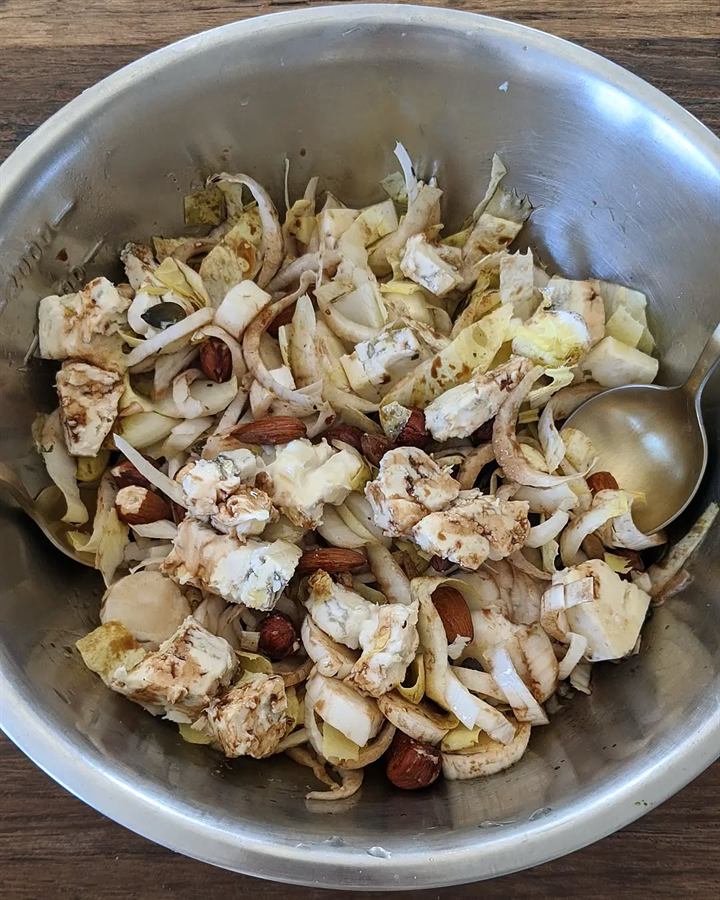 Salade hivernale endives, noisettes, graines de courge et gorgonzola