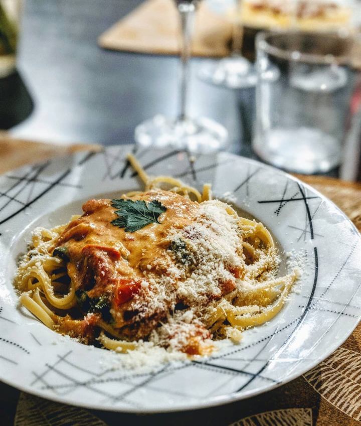 Linguine aux tomates cerises, coriandre et parmesan
