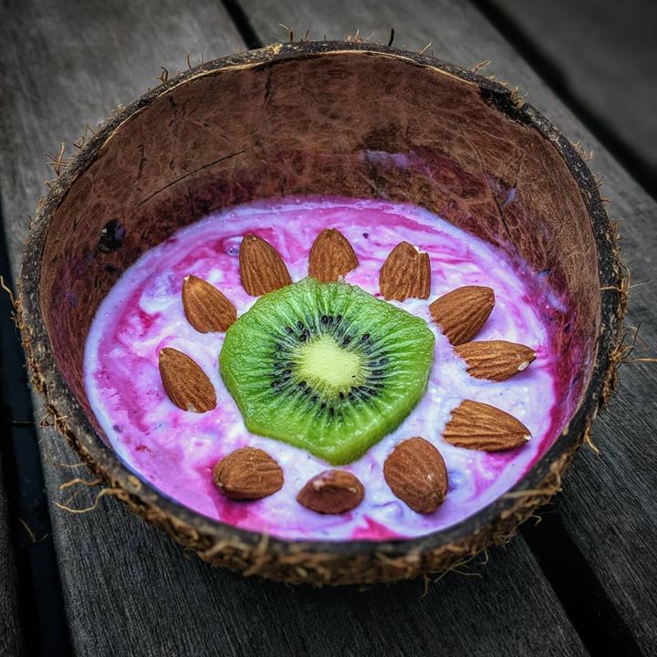 Coconut bowl fromage blanc, fruits rouges, kiwi et amandes