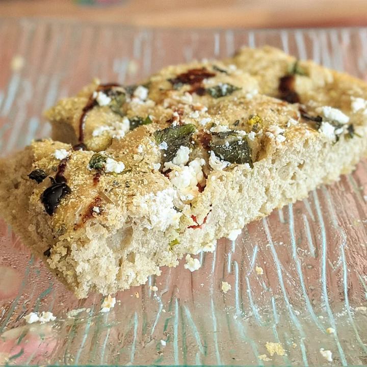 Focaccia maison à la feta, au basilic et au balsamique