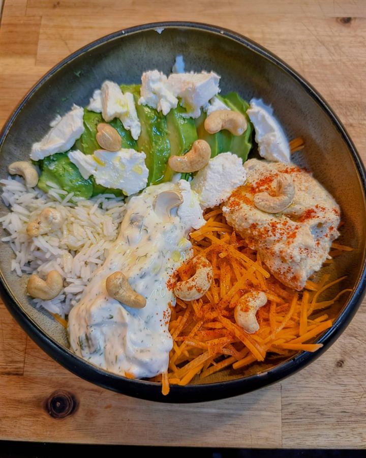 Bowl avocat, chèvre frais, houmous et tzatziki