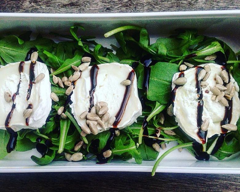 Chèvre, roquette et graines de tournesol