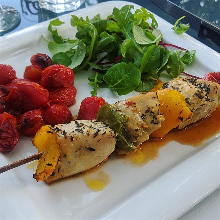Brochettes de poulet marinées aux agrumes et tomates cerises rôties
