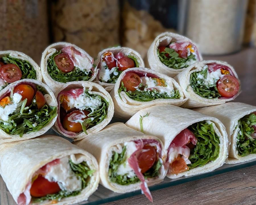 Wraps jambon cru, mozzarella, roquette et fleurs de courgette