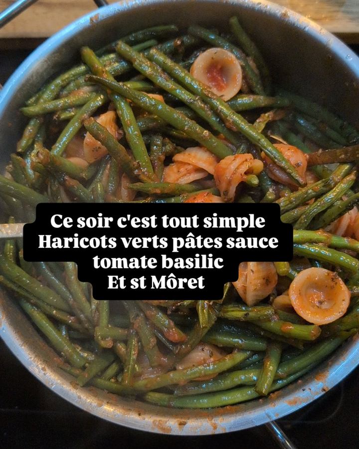 Pâtes et haricots verts à la tomate, basilic et fromage frais