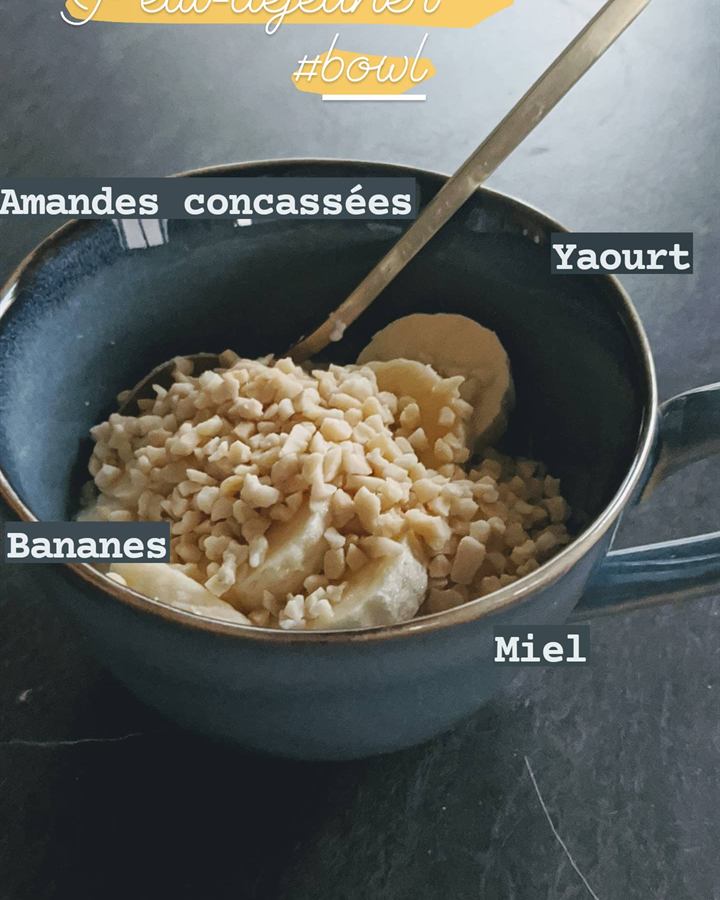 Bol yaourt, banane, amandes concassées et miel