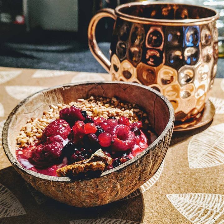 Breakfast bowl yaourt, fruits rouges, noix et pralin