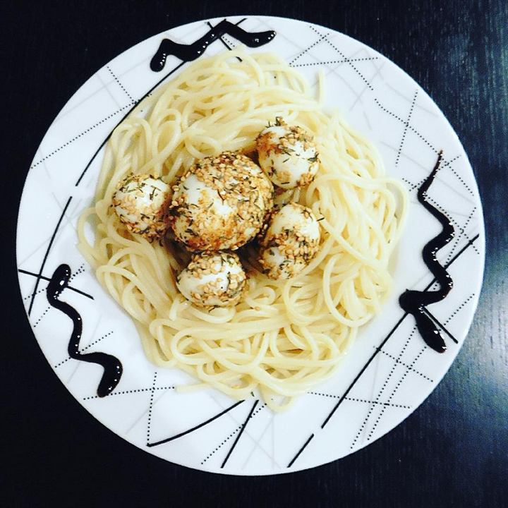 Spaghetti aux œufs et œufs de caille au sésame