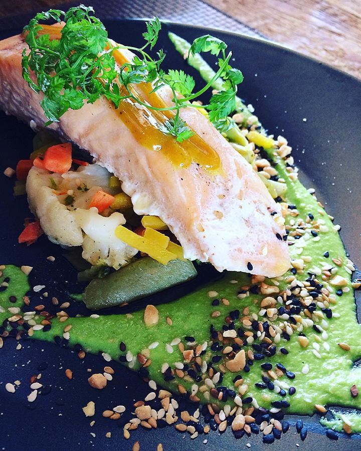 Pavé de saumon sauce miel-curry et légumes croquants