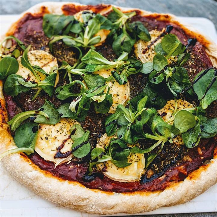 Pizza maison chèvre, mâche et noix