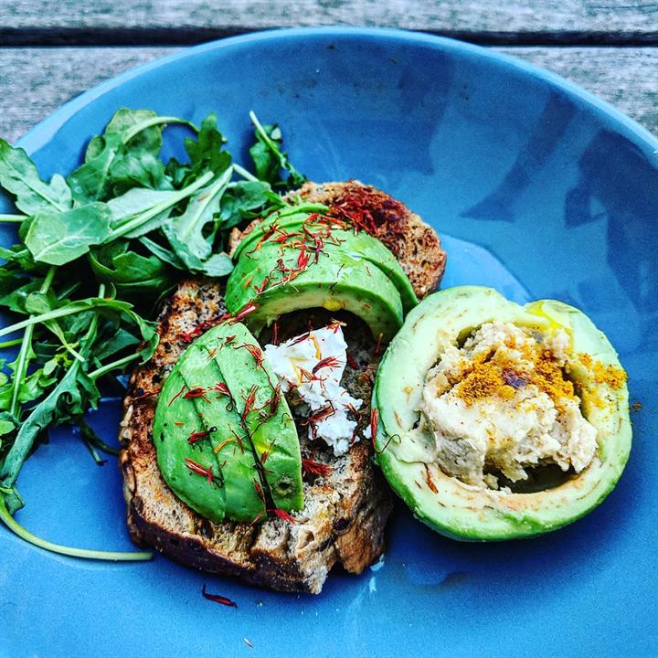Tartines avocat, feta et houmous au pain aux céréales